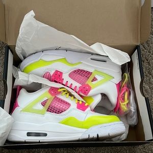 These are Jordan four retros size 4 in kids barely worn just didn't fit, right